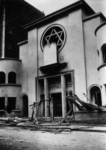 <span style="float: left; font-size: 26px; font-weight: bold; color: black;">1</span> Arsenal juridique anti-juif. Réaction de la M.O.I. 16 s7.pa1 .009 attentat synagogue 1941 min MRJ MOI