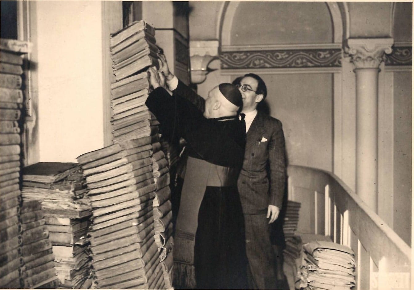 <span style="float: left; font-size: 26px; font-weight: bold; color: black;">2</span> D'autres actions de sauvetage 56 s9.pa2 .002 mgr remond moussa abadi 1943 min MRJ MOI